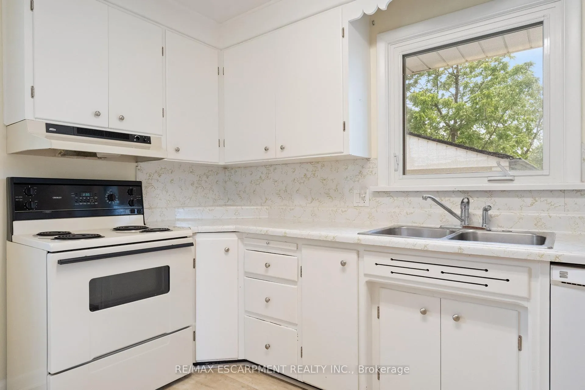Photo 14 of 46 Burness Drive, St. Catharines, Secord Woods — HOMEH