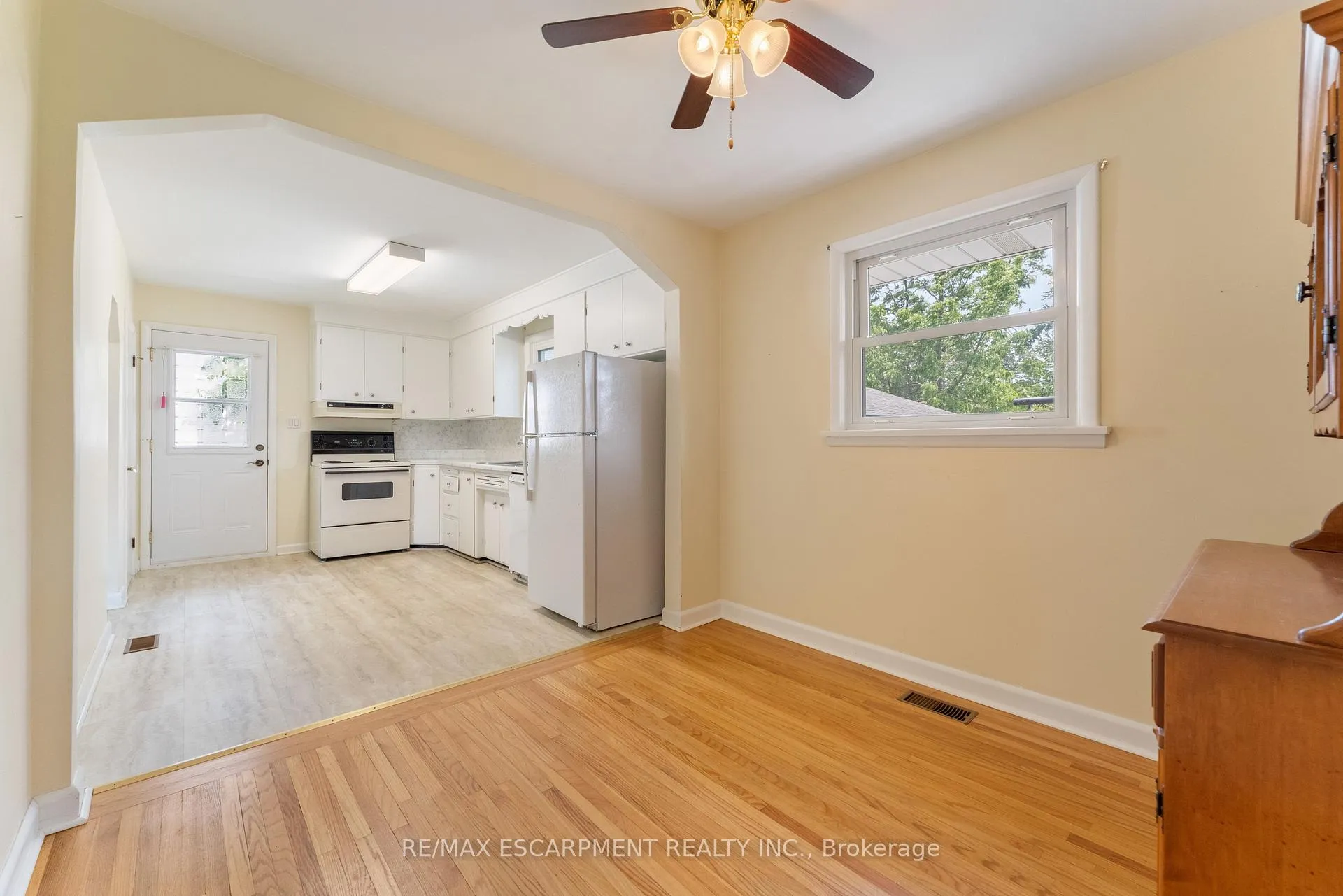 Photo 18 of 46 Burness Drive, St. Catharines, Secord Woods — HOMEH