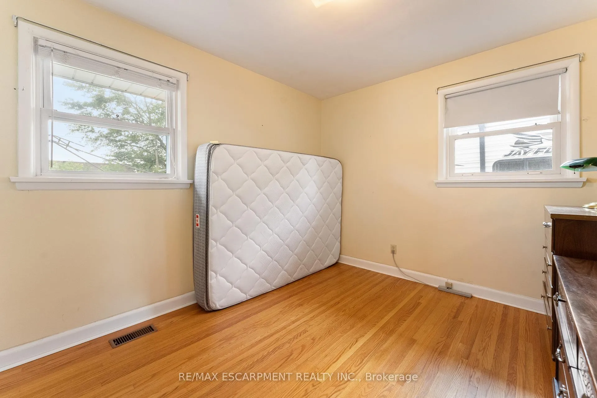 Photo 21 of 46 Burness Drive, St. Catharines, Secord Woods — HOMEH