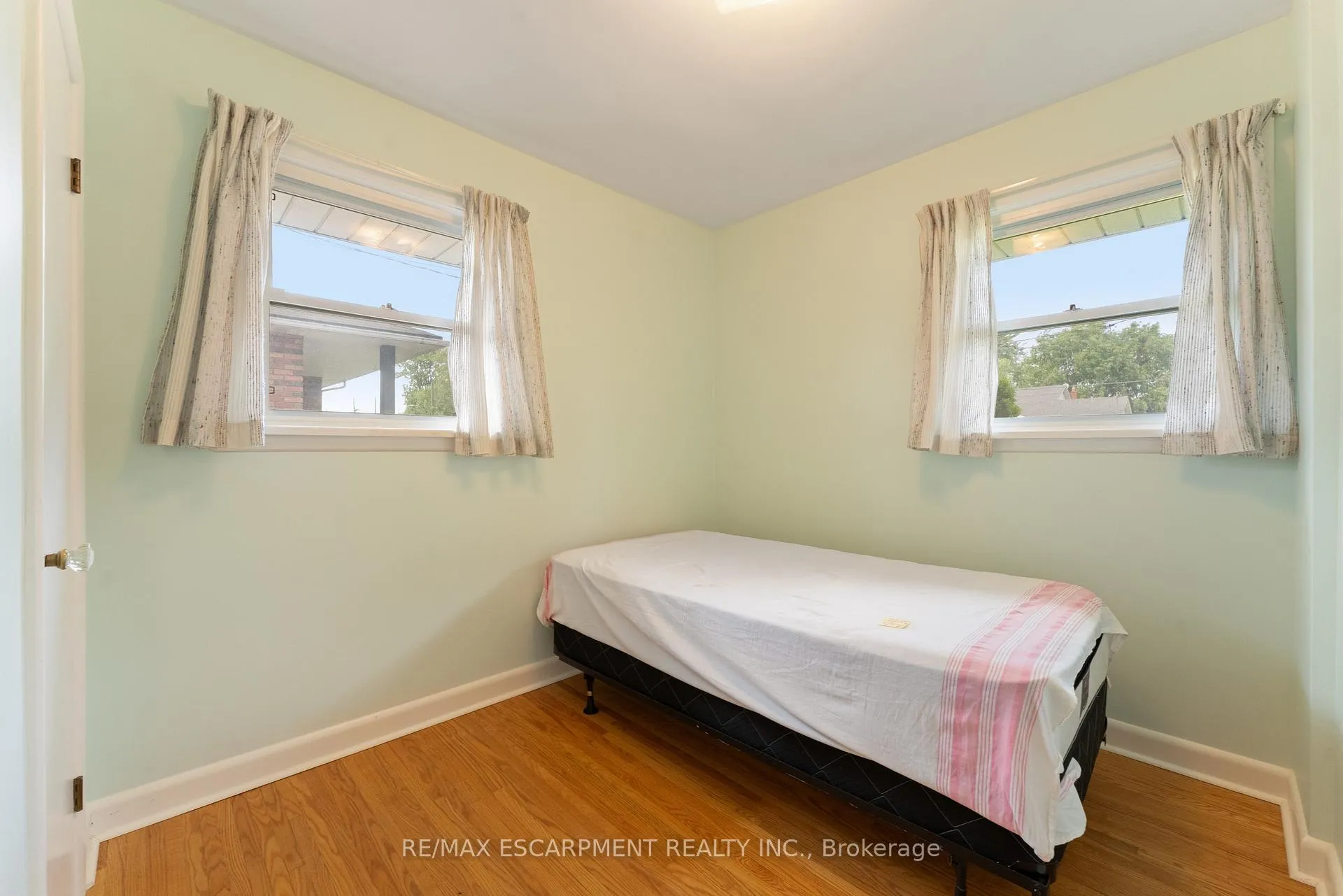Photo 24 of 46 Burness Drive, St. Catharines, Secord Woods — HOMEH