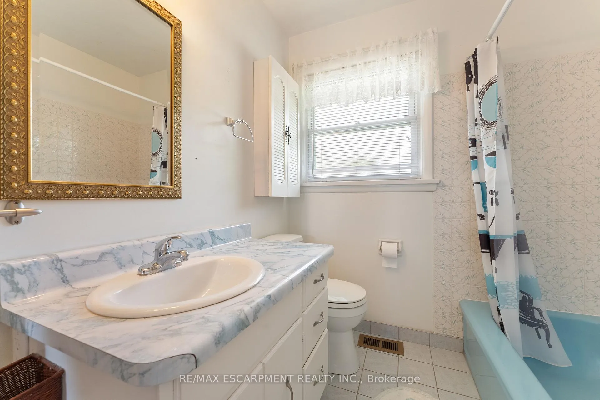Photo 25 of 46 Burness Drive, St. Catharines, Secord Woods — HOMEH