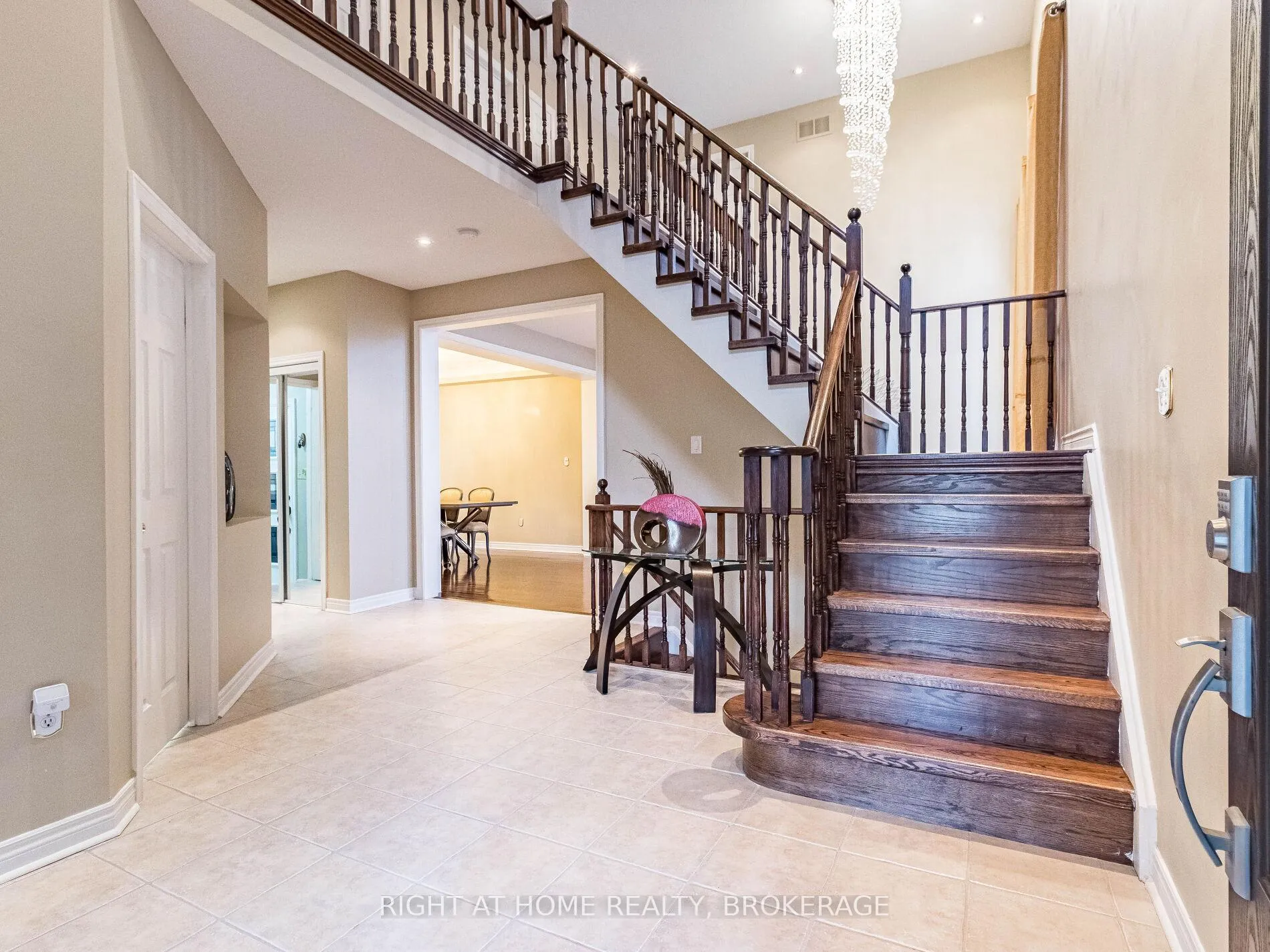 Photo 4 of 1084 Holdsworth Crescent, Milton, Coates — HOMEH