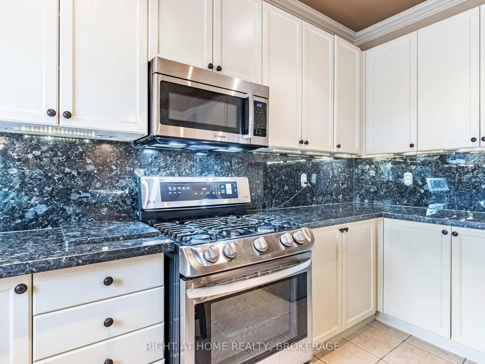 Photo 14 of 1084 Holdsworth Crescent, Milton, Coates — HOMEH