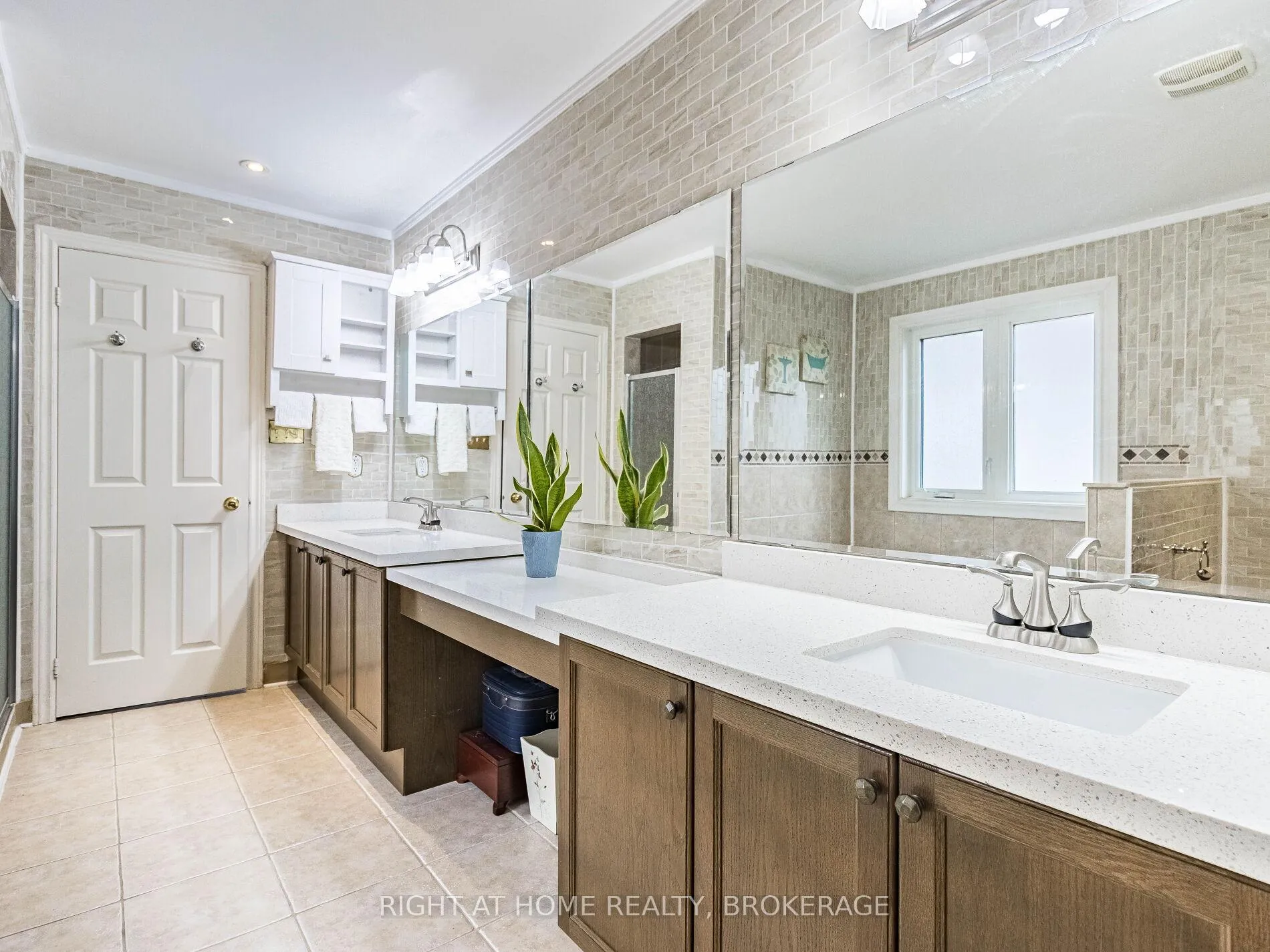 Photo 26 of 1084 Holdsworth Crescent, Milton, Coates — HOMEH