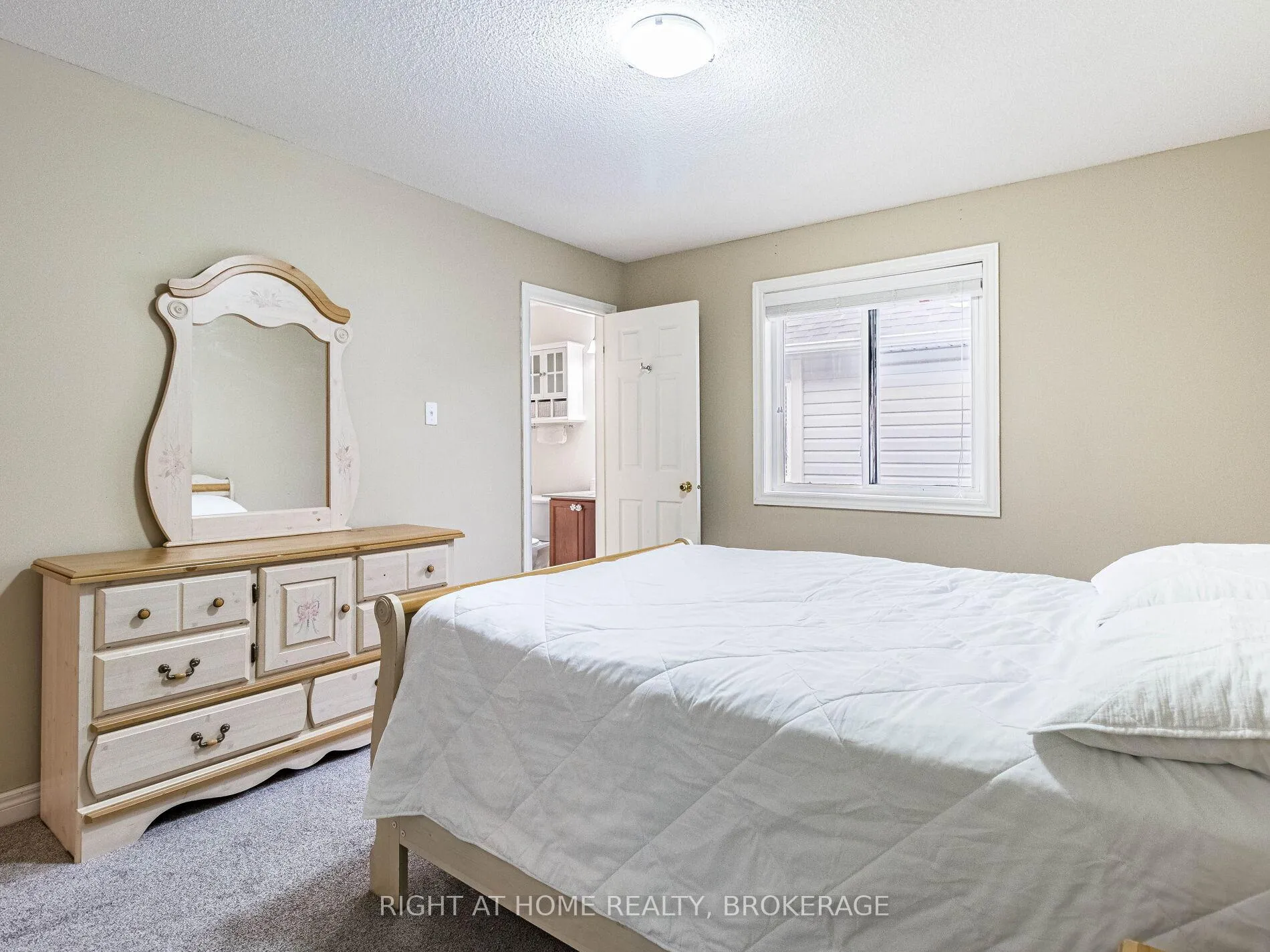 Photo 32 of 1084 Holdsworth Crescent, Milton, Coates — HOMEH