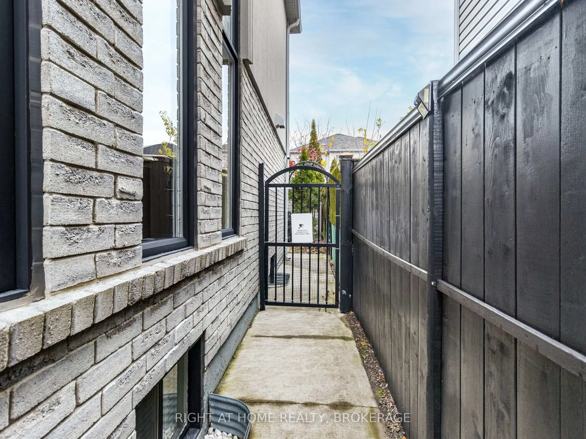 Photo 37 of 1084 Holdsworth Crescent, Milton, Coates — HOMEH