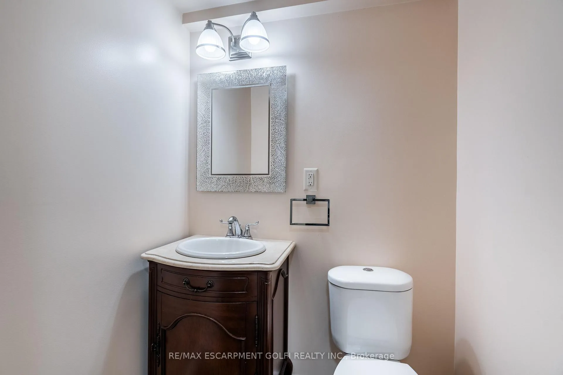 Photo 35 of 41 Hearthside Crescent, Hamilton, Stoney Creek — HOMEH