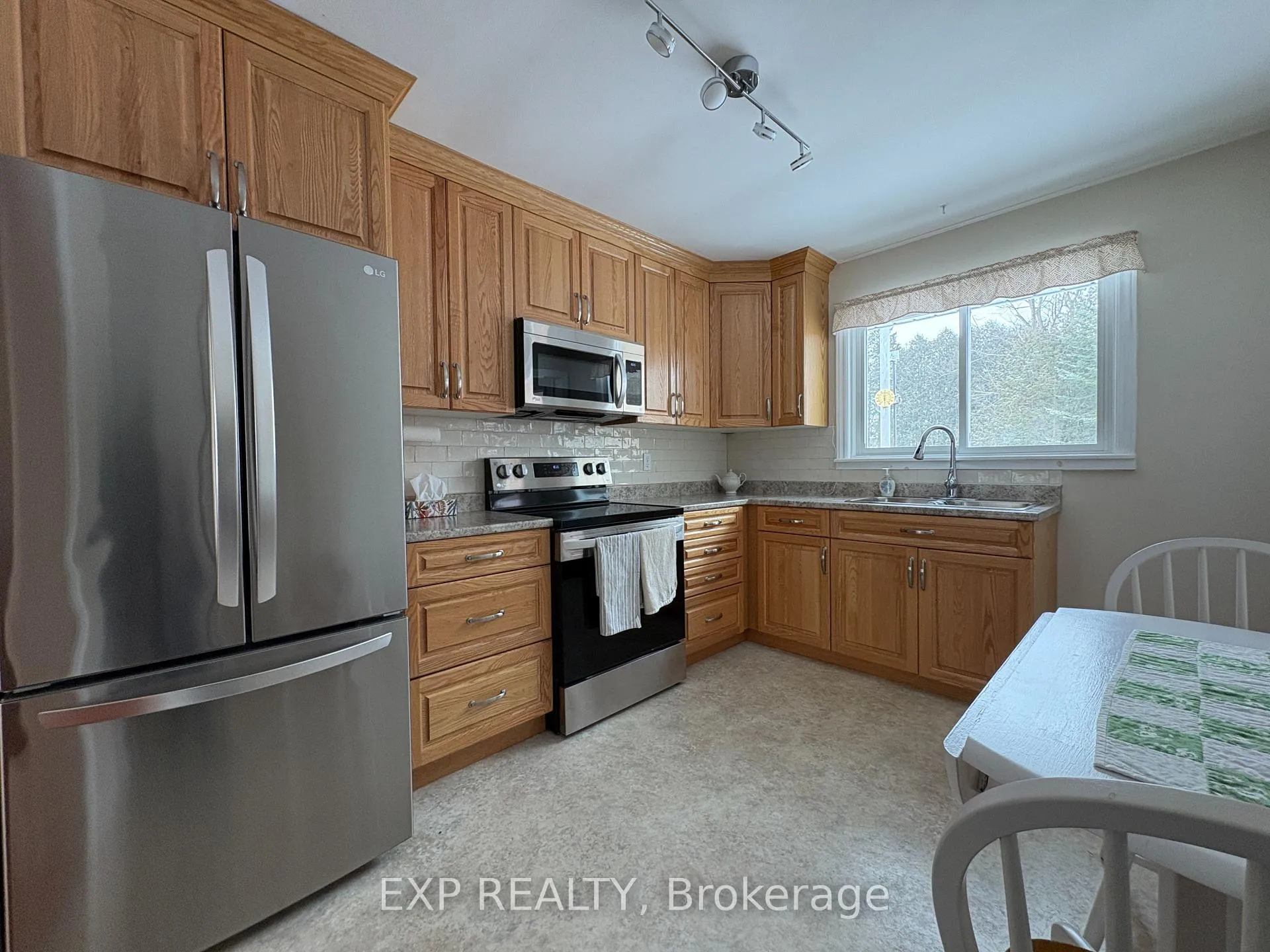 Photo 10 of 212 Thomas Street W, Greater Napanee — HOMEH