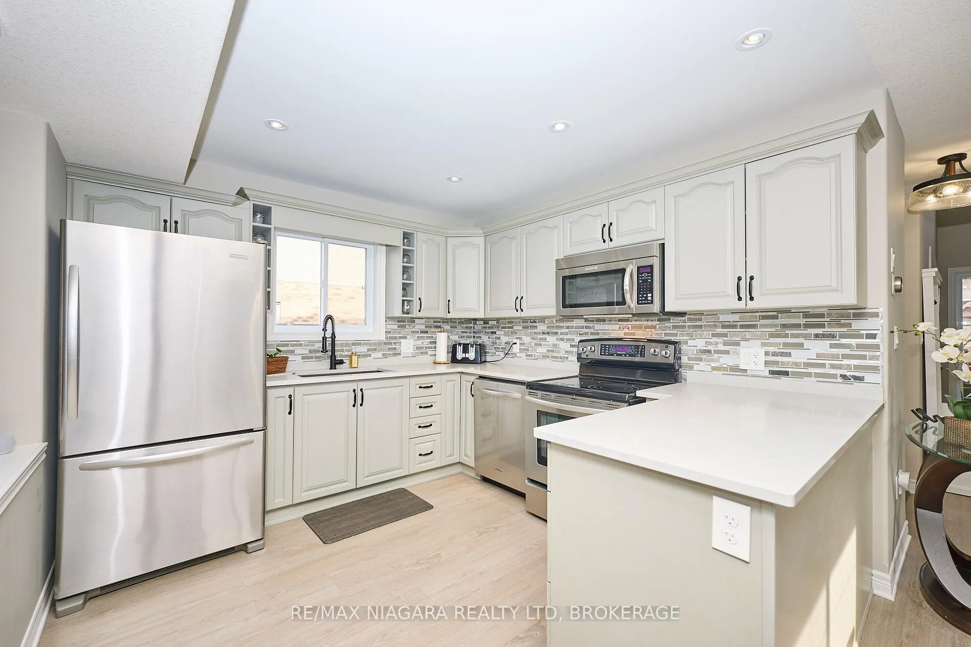 Photo 10 of 8725 Kelsey Crescent, Niagara Falls, Forestview — HOMEH