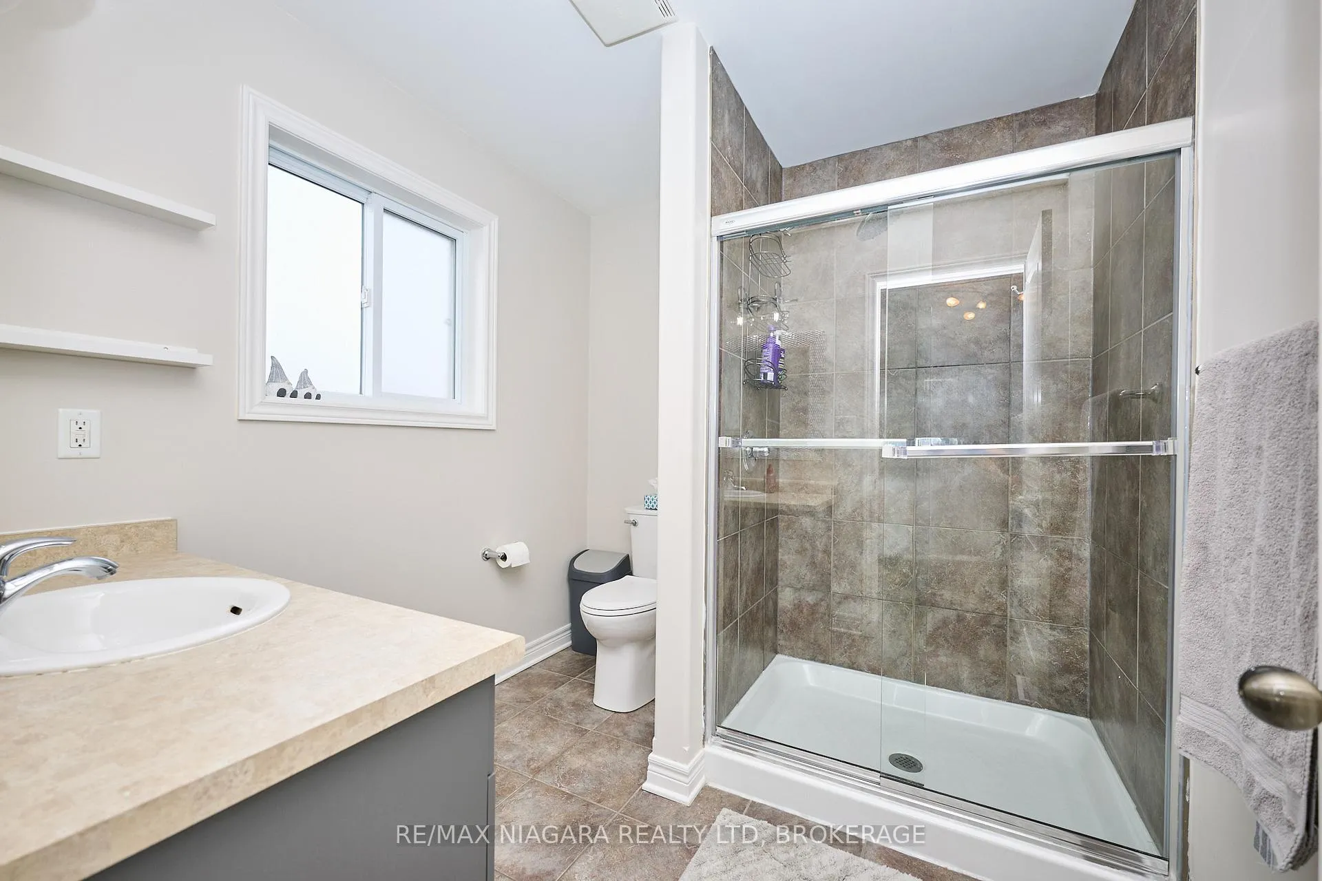 Photo 25 of 8725 Kelsey Crescent, Niagara Falls, Forestview — HOMEH