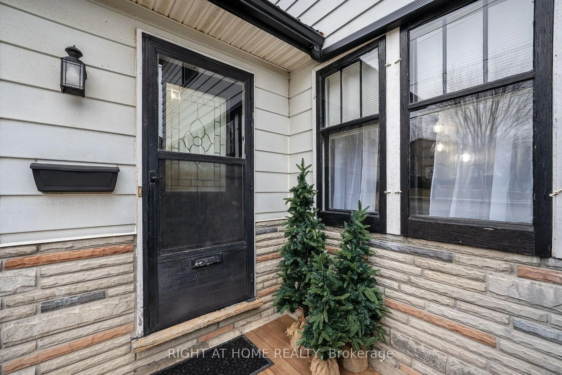 Photo 3 of 103 Liberty Street N, Clarington, Bowmanville — HOMEH