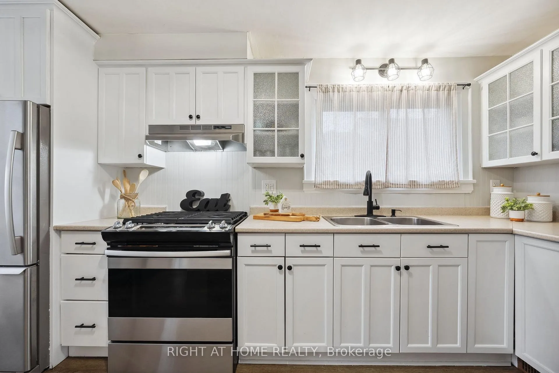 Photo 10 of 103 Liberty Street N, Clarington, Bowmanville — HOMEH