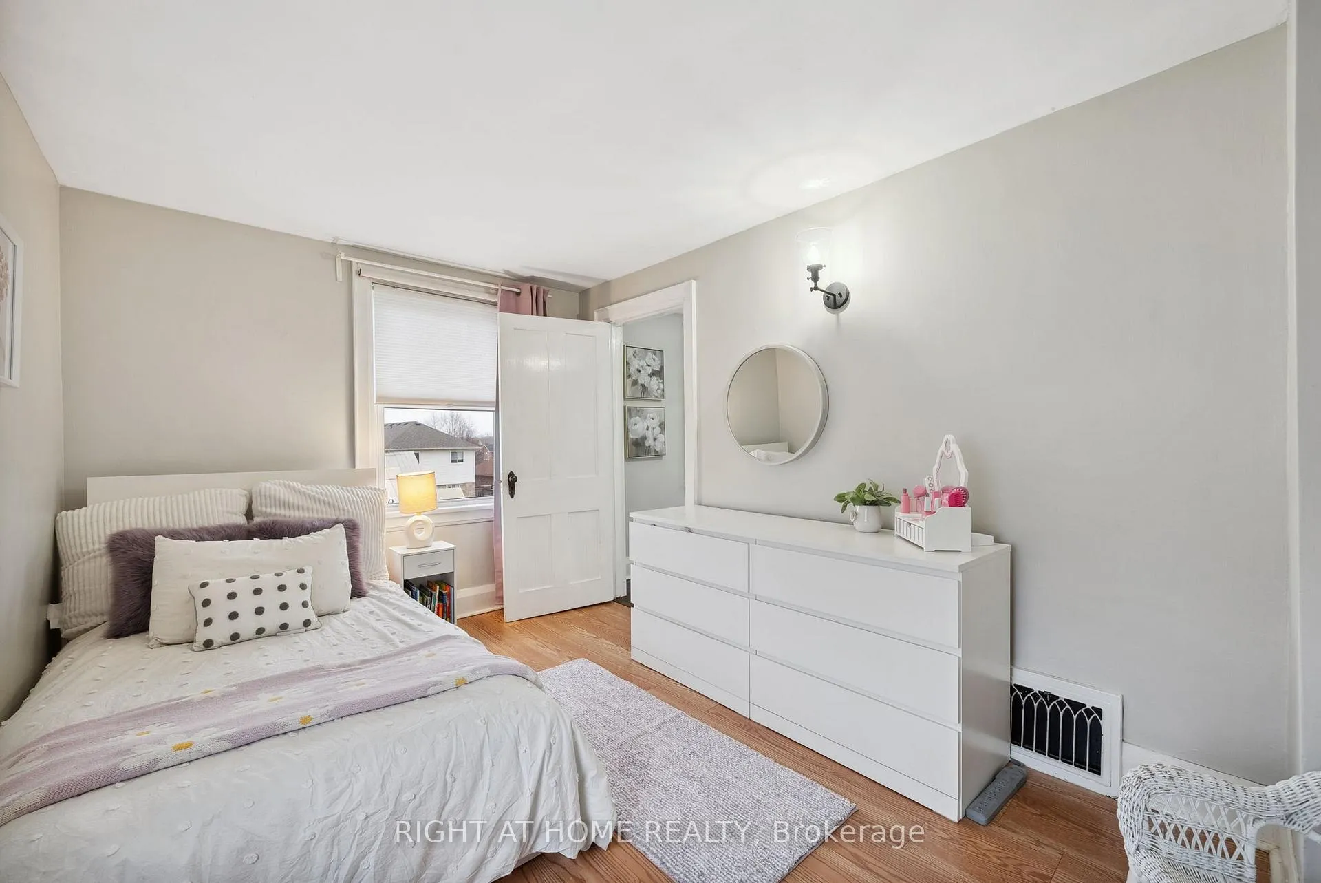 Photo 16 of 103 Liberty Street N, Clarington, Bowmanville — HOMEH