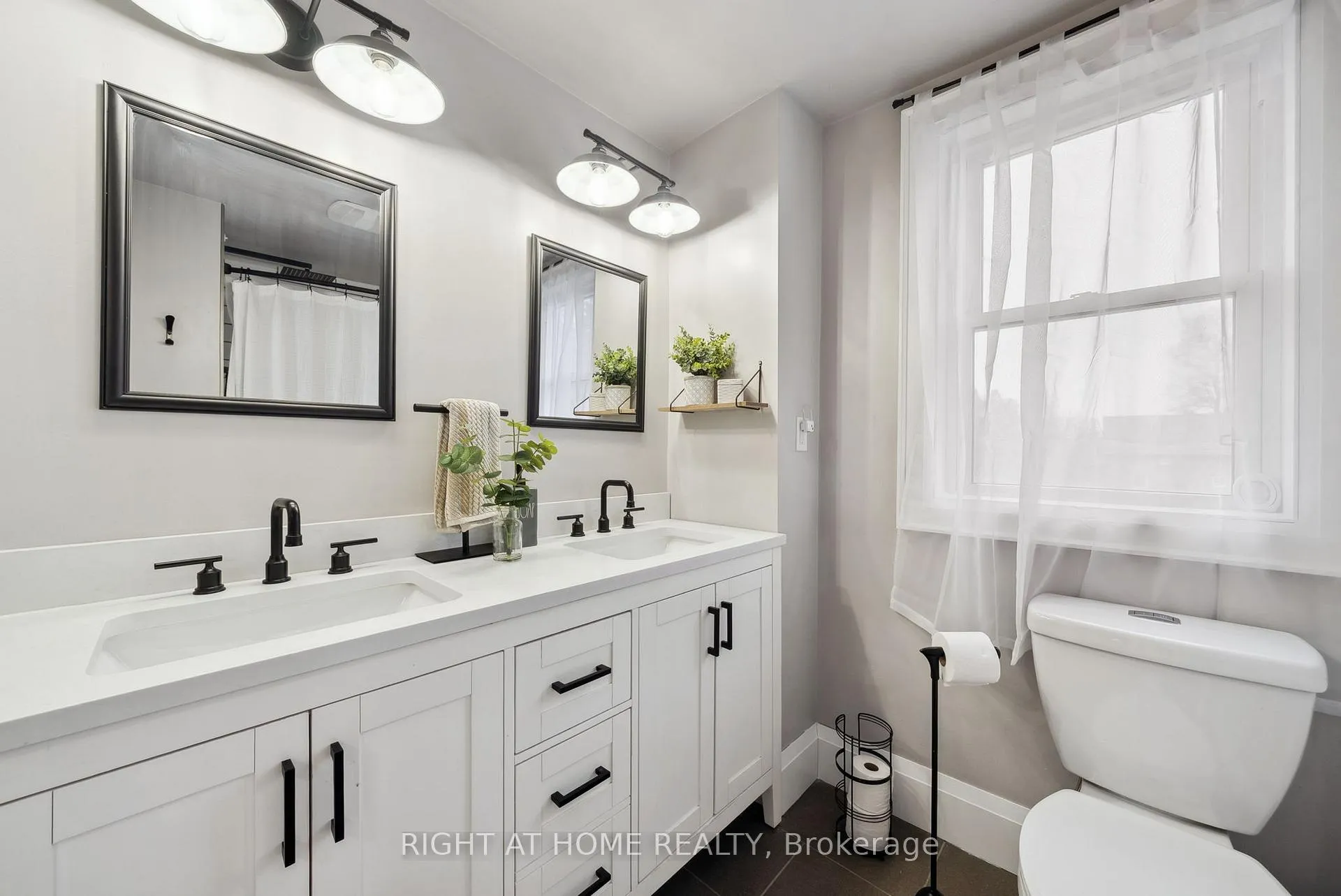 Photo 17 of 103 Liberty Street N, Clarington, Bowmanville — HOMEH