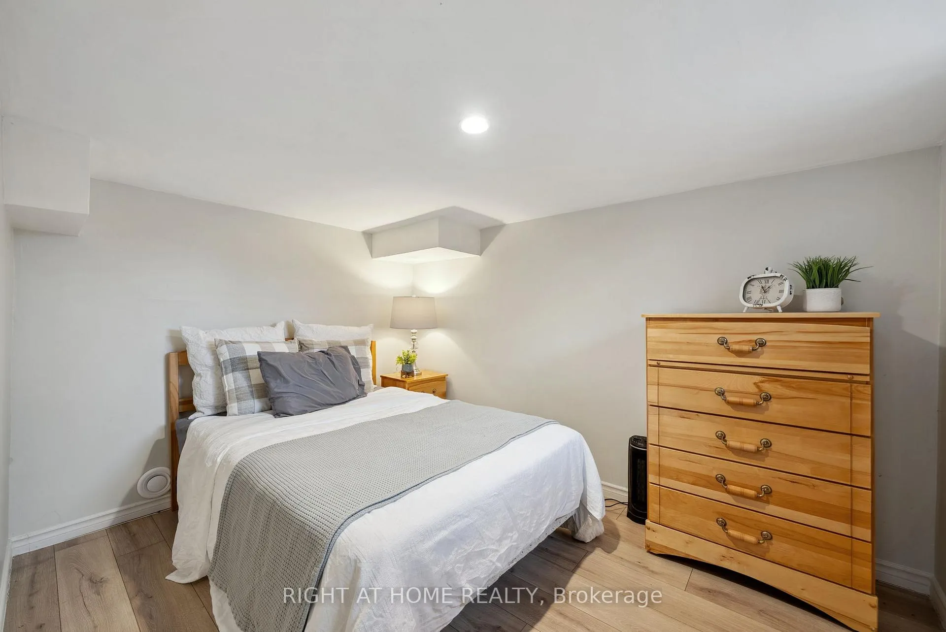 Photo 25 of 103 Liberty Street N, Clarington, Bowmanville — HOMEH