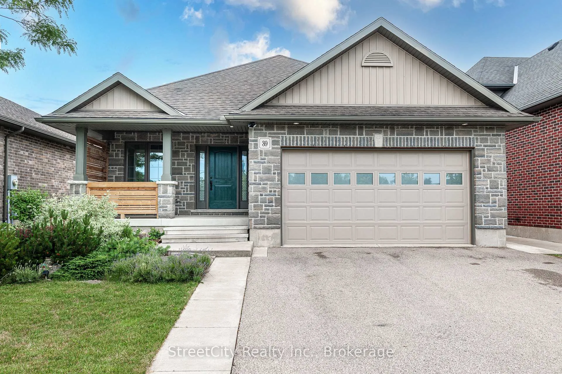 Photo 2 of 39 Greenberg Place, Stratford — HOMEH
