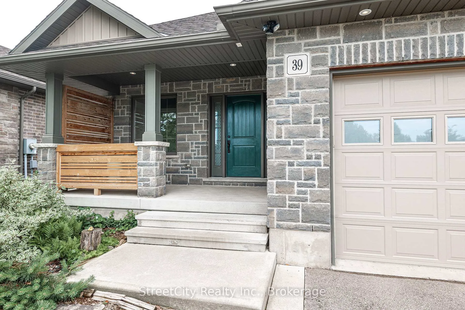 Photo 3 of 39 Greenberg Place, Stratford — HOMEH