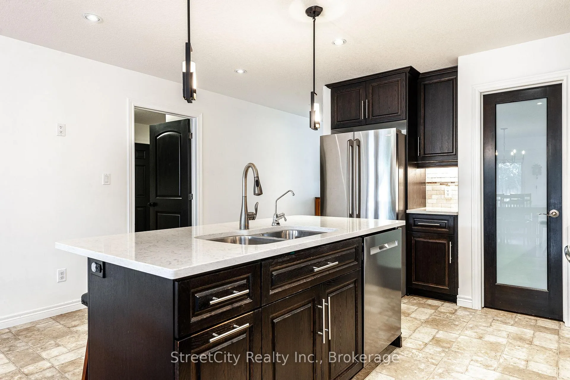 Photo 7 of 39 Greenberg Place, Stratford — HOMEH