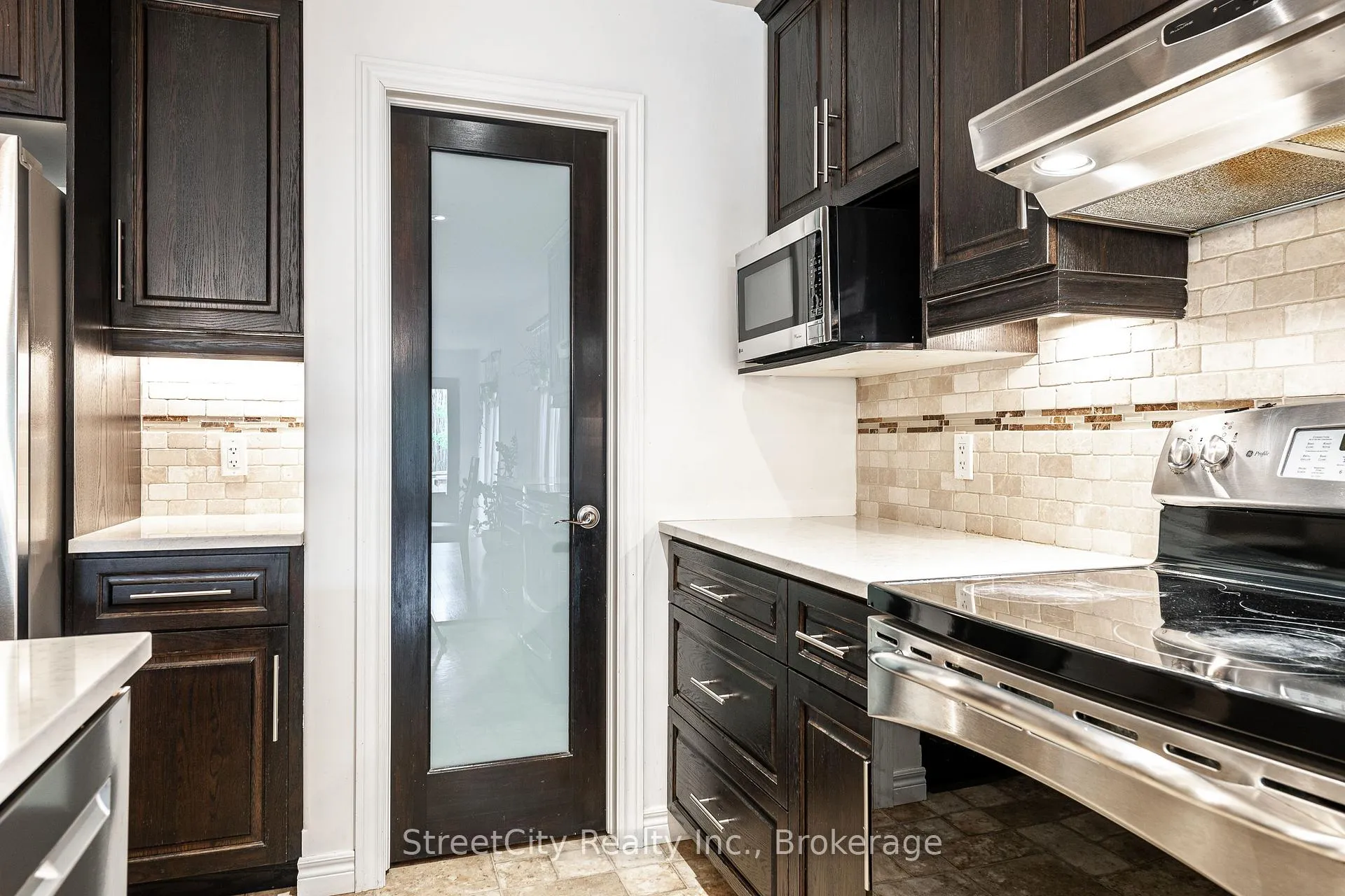 Photo 8 of 39 Greenberg Place, Stratford — HOMEH