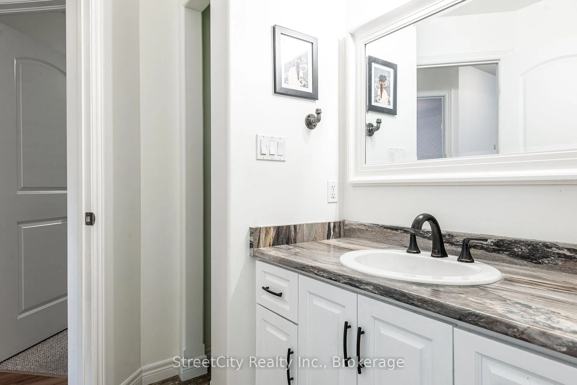 Photo 23 of 39 Greenberg Place, Stratford — HOMEH