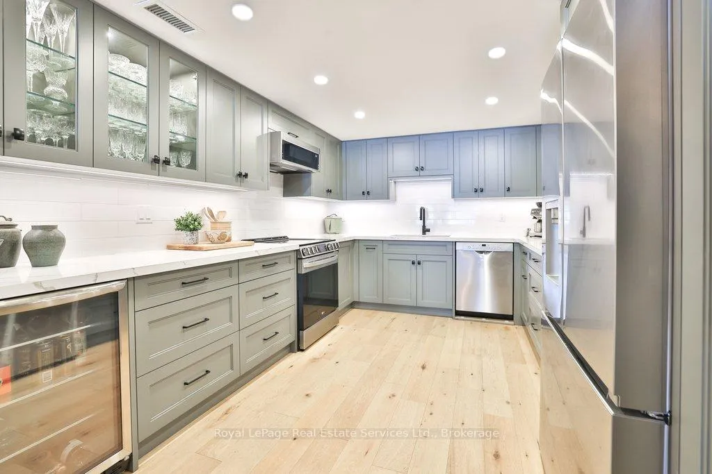 Photo 6 of Unit 102, 100 Lakeshore Road E, Oakville, Old Oakville — HOMEH