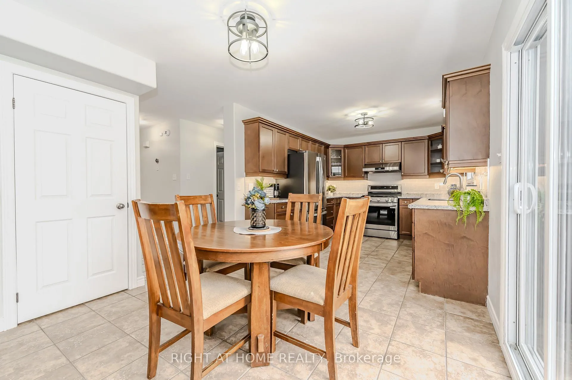Photo 11 of 210 Dundas Street W, Brant, Paris — HOMEH