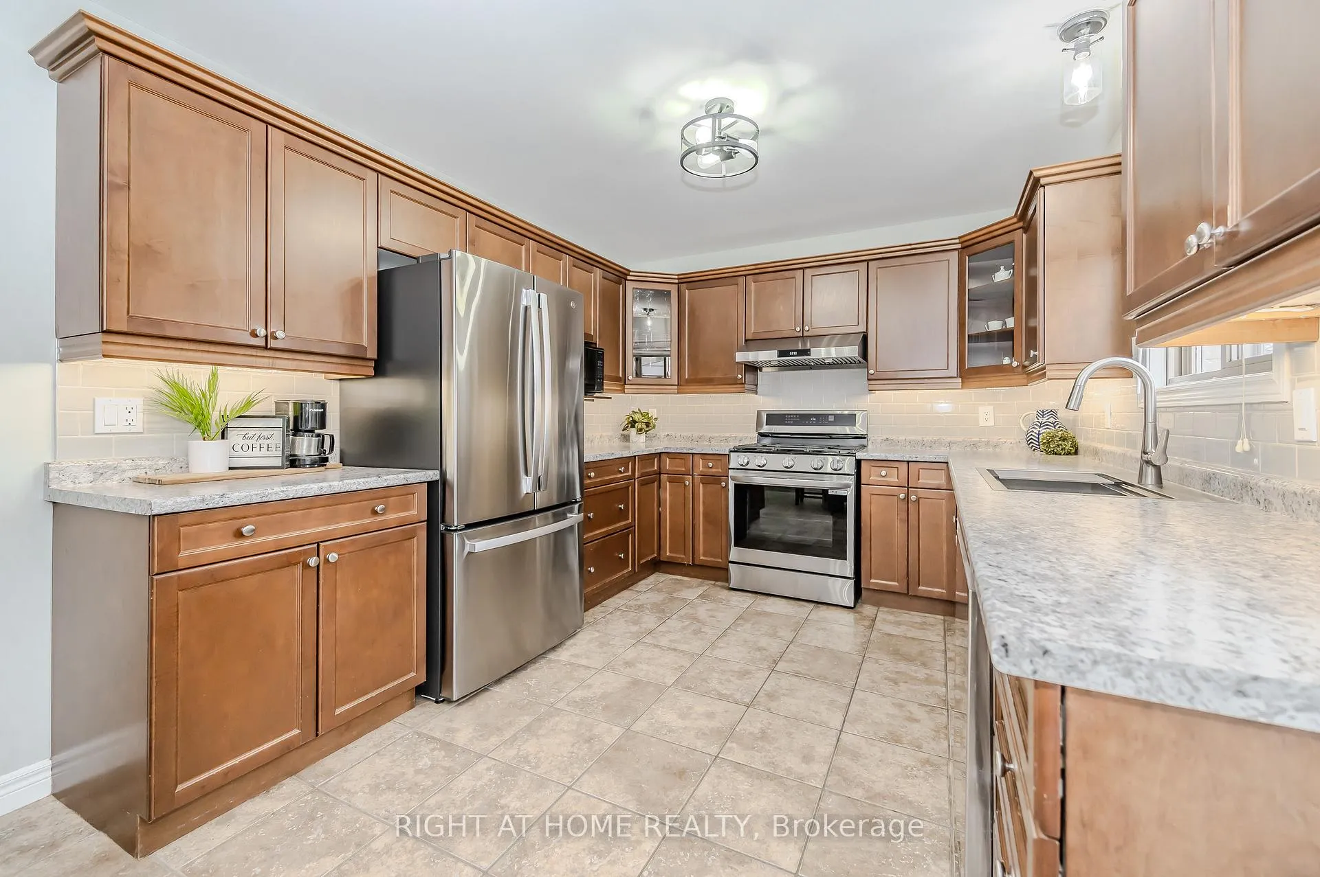 Photo 13 of 210 Dundas Street W, Brant, Paris — HOMEH