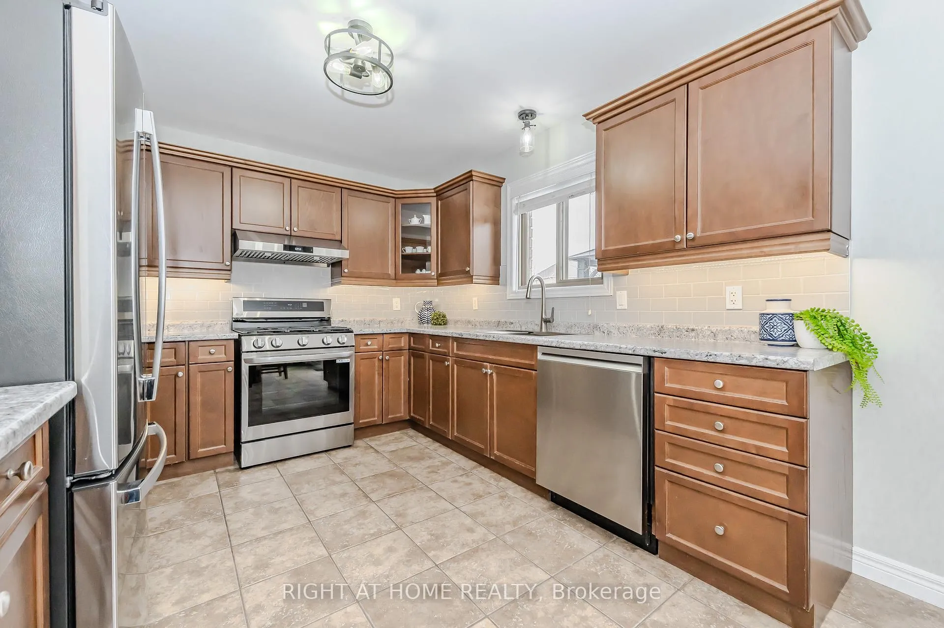 Photo 14 of 210 Dundas Street W, Brant, Paris — HOMEH