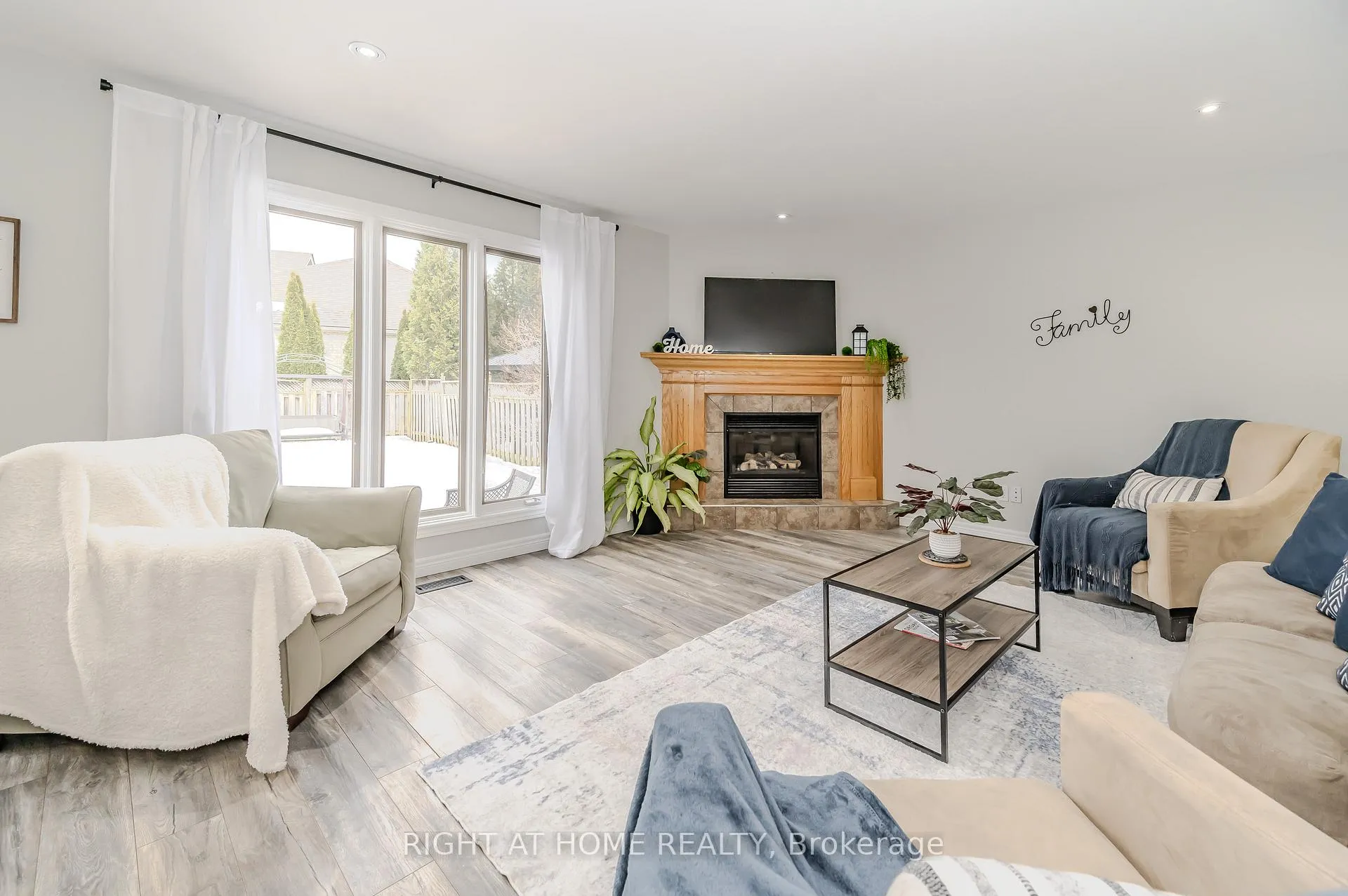 Photo 17 of 210 Dundas Street W, Brant, Paris — HOMEH