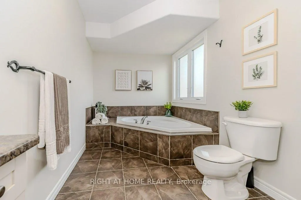 Photo 24 of 210 Dundas Street W, Brant, Paris — HOMEH