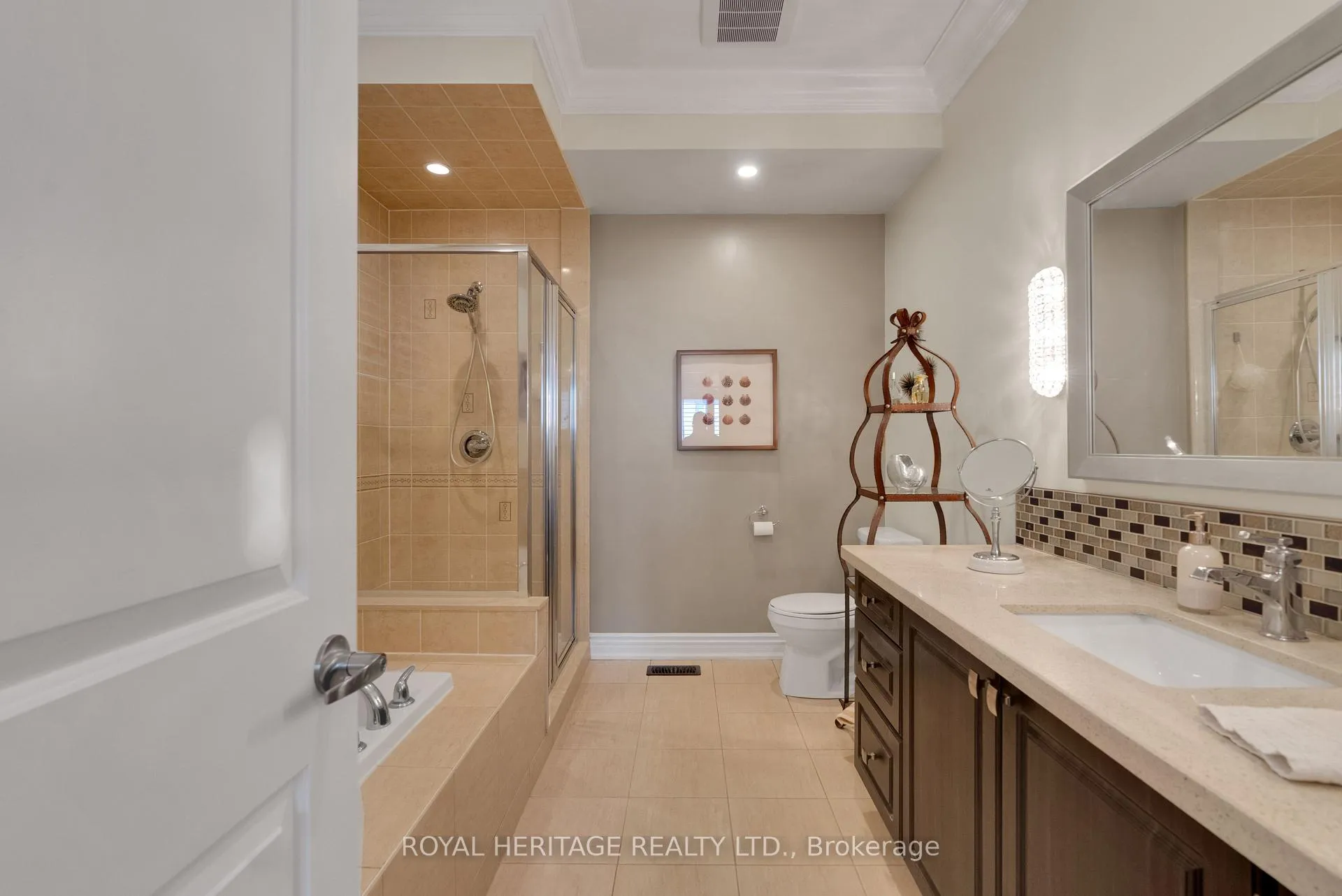 Photo 23 of 42 Grady Drive, Clarington, Newcastle — HOMEH