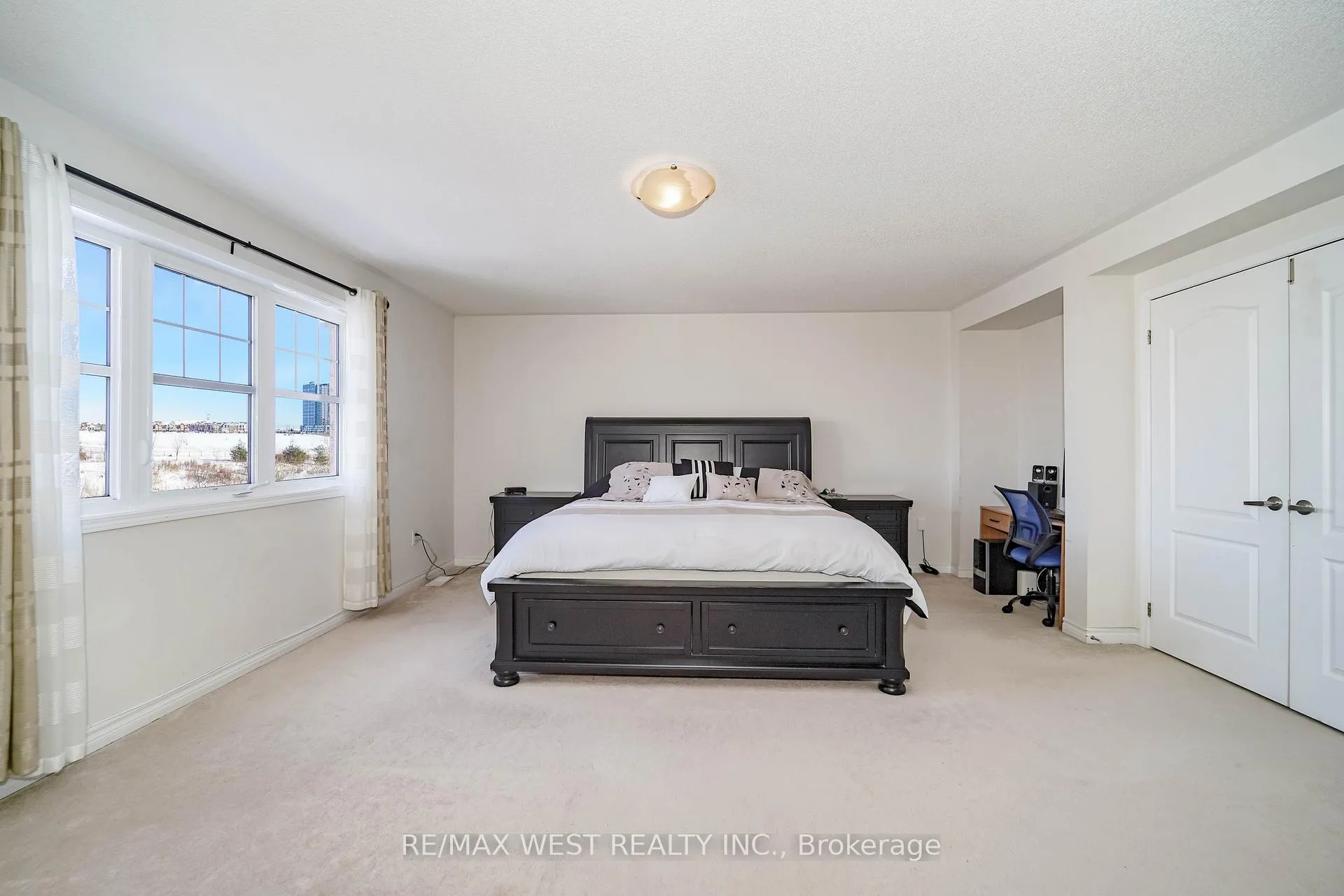 Photo 5 of 110 Tysonville Circle, Brampton, Northwest Brampton — HOMEH
