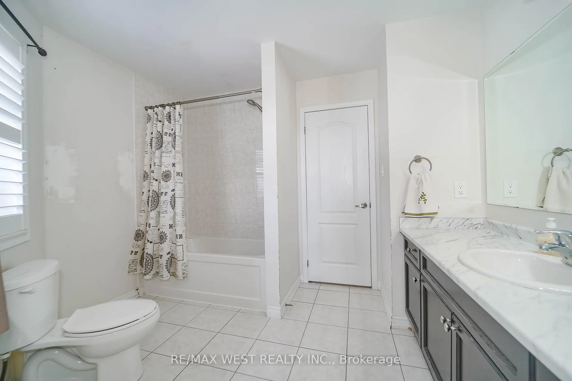 Photo 6 of 110 Tysonville Circle, Brampton, Northwest Brampton — HOMEH