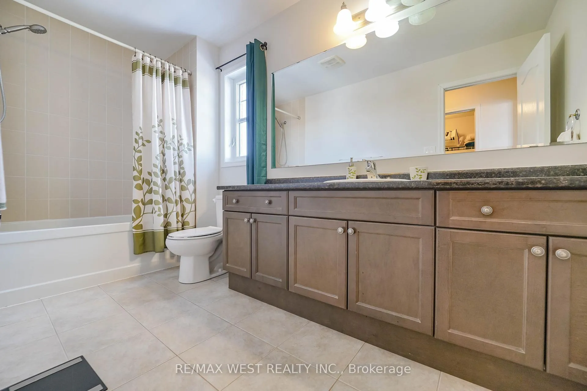 Photo 9 of 110 Tysonville Circle, Brampton, Northwest Brampton — HOMEH
