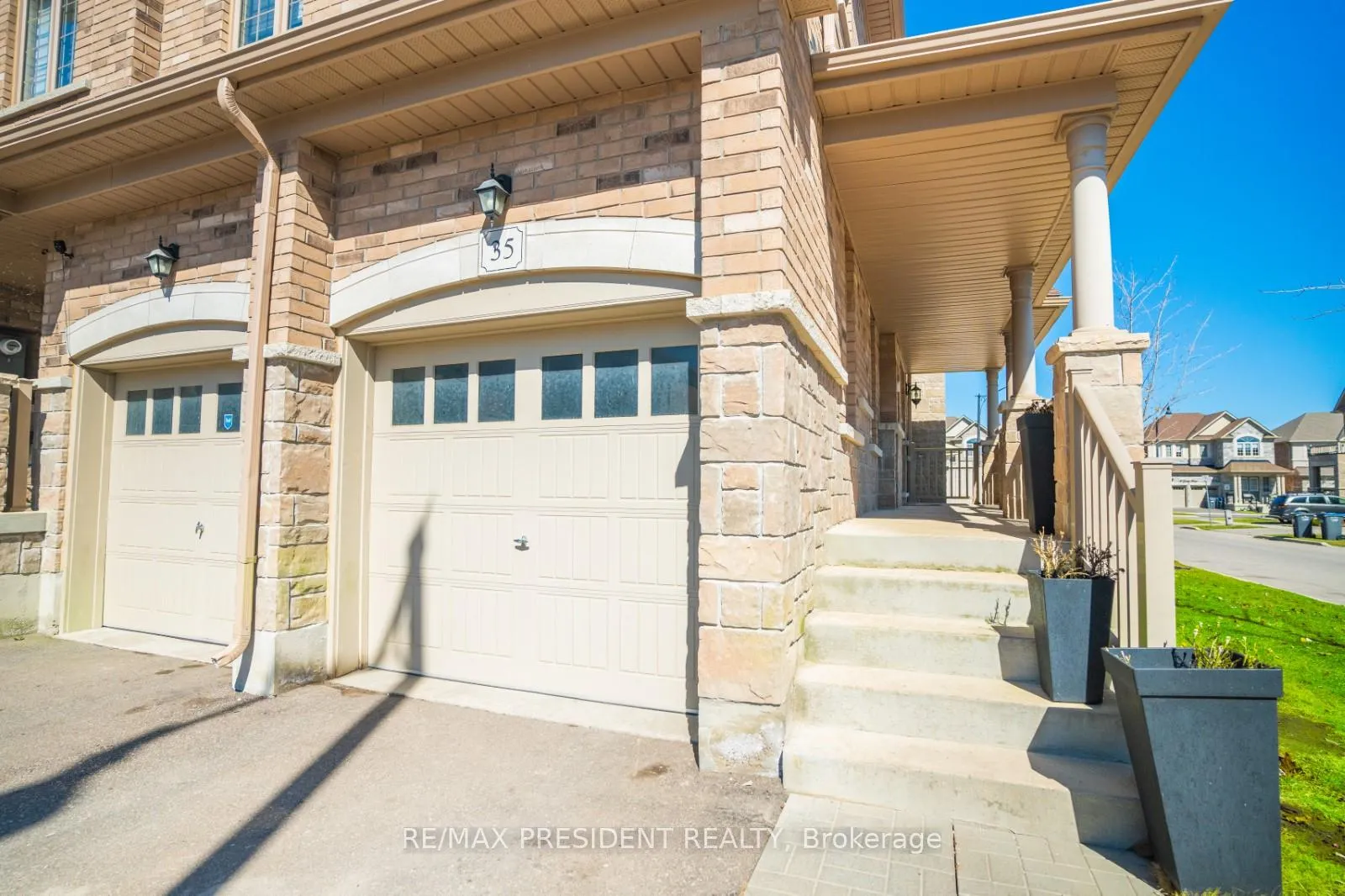 Photo 2 of 35 Yately Street, Brampton, Brampton North — HOMEH