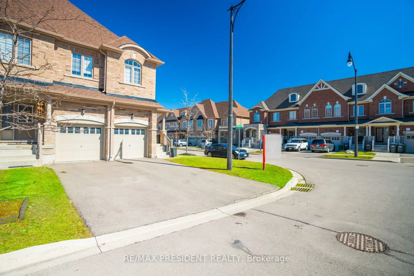 Photo 4 of 35 Yately Street, Brampton, Brampton North — HOMEH
