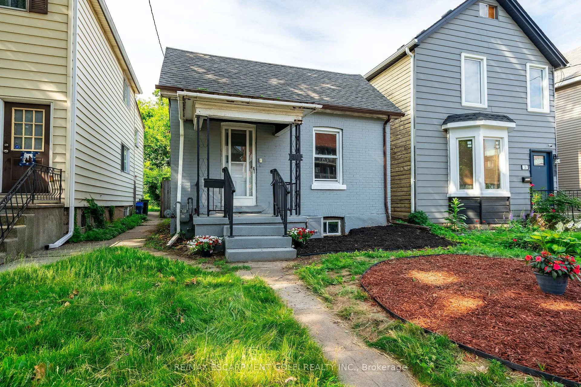 Photo 2 of 40 Aikman Avenue, Hamilton, Gibson — HOMEH