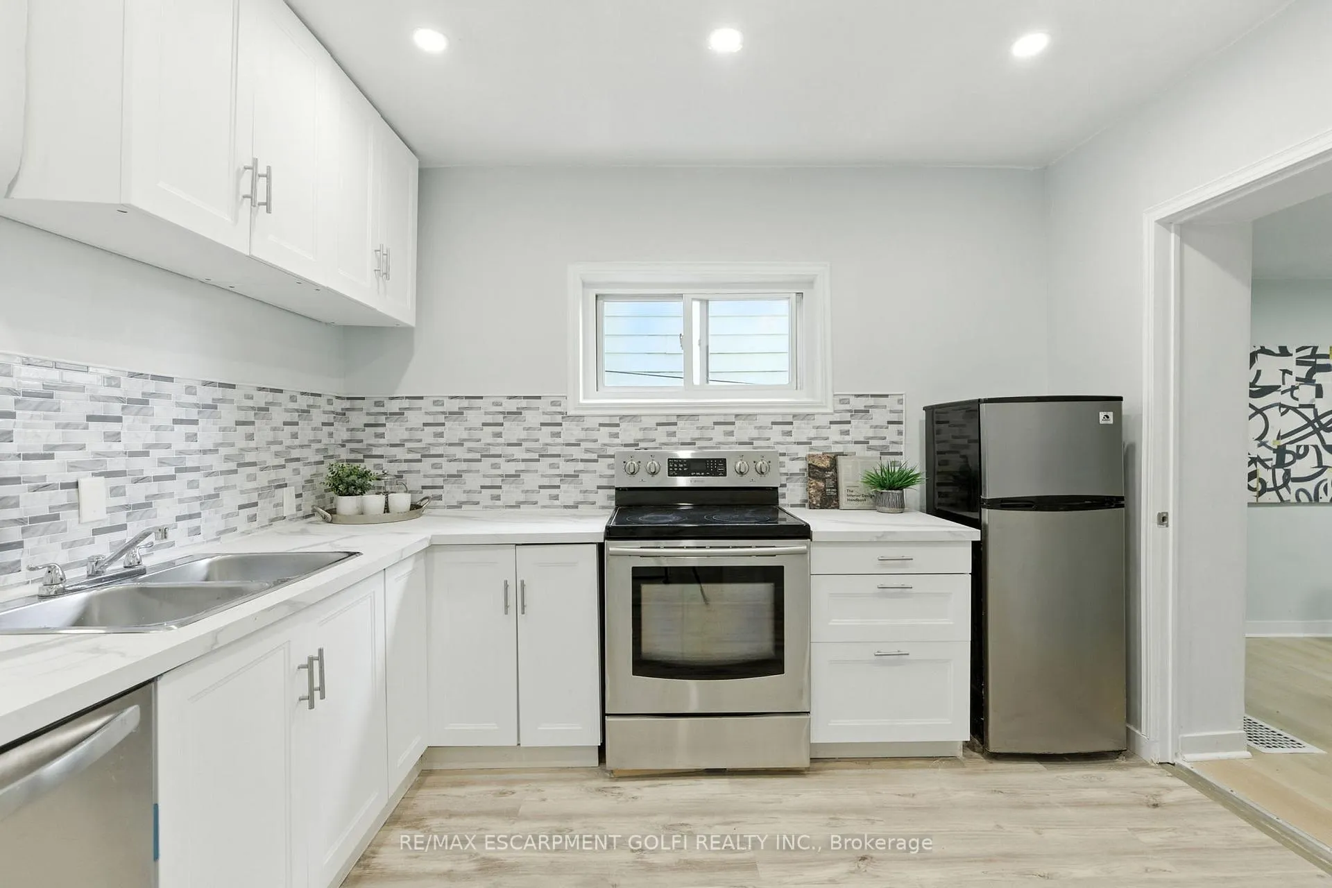 Photo 13 of 40 Aikman Avenue, Hamilton, Gibson — HOMEH