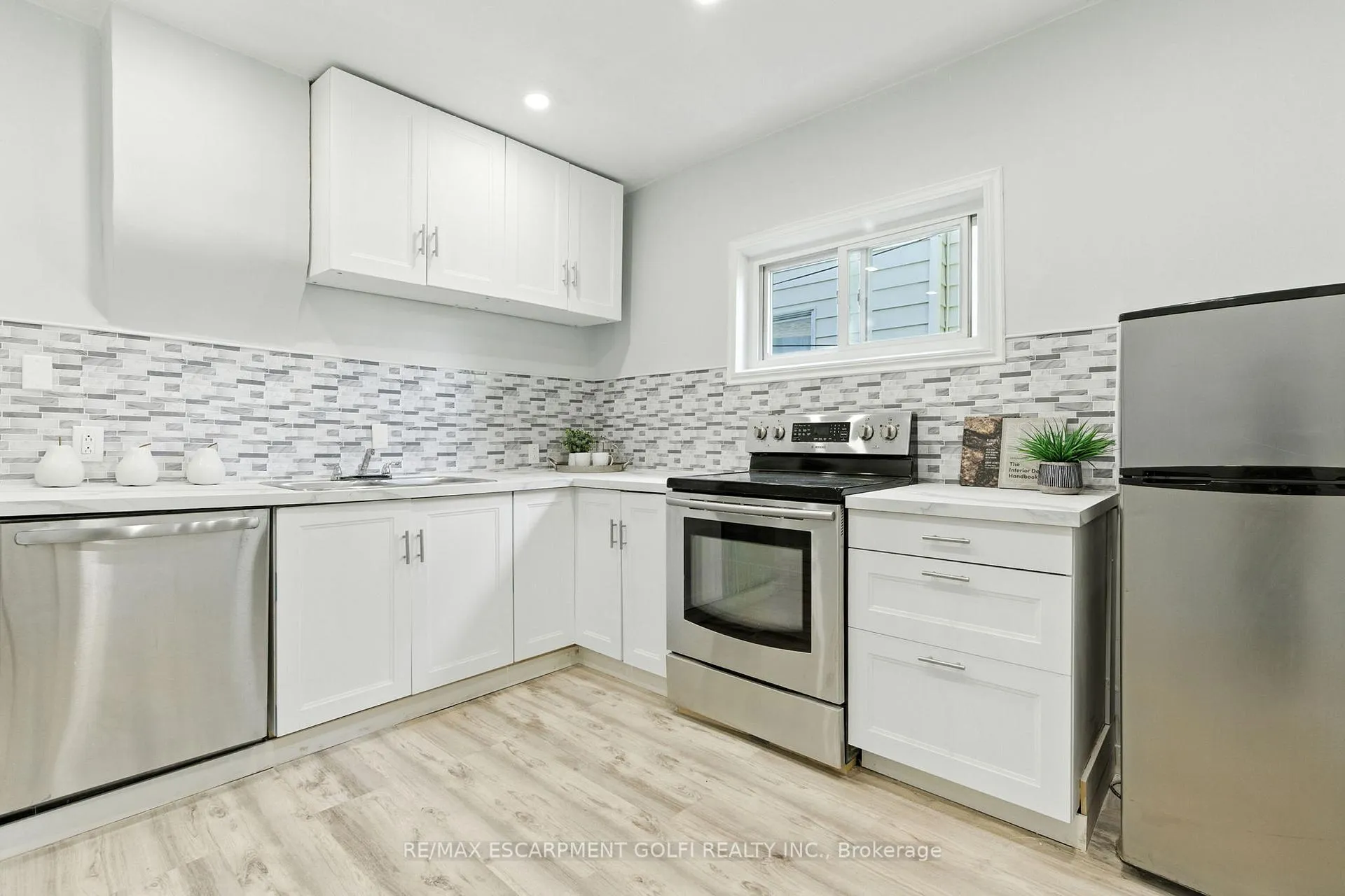 Photo 14 of 40 Aikman Avenue, Hamilton, Gibson — HOMEH
