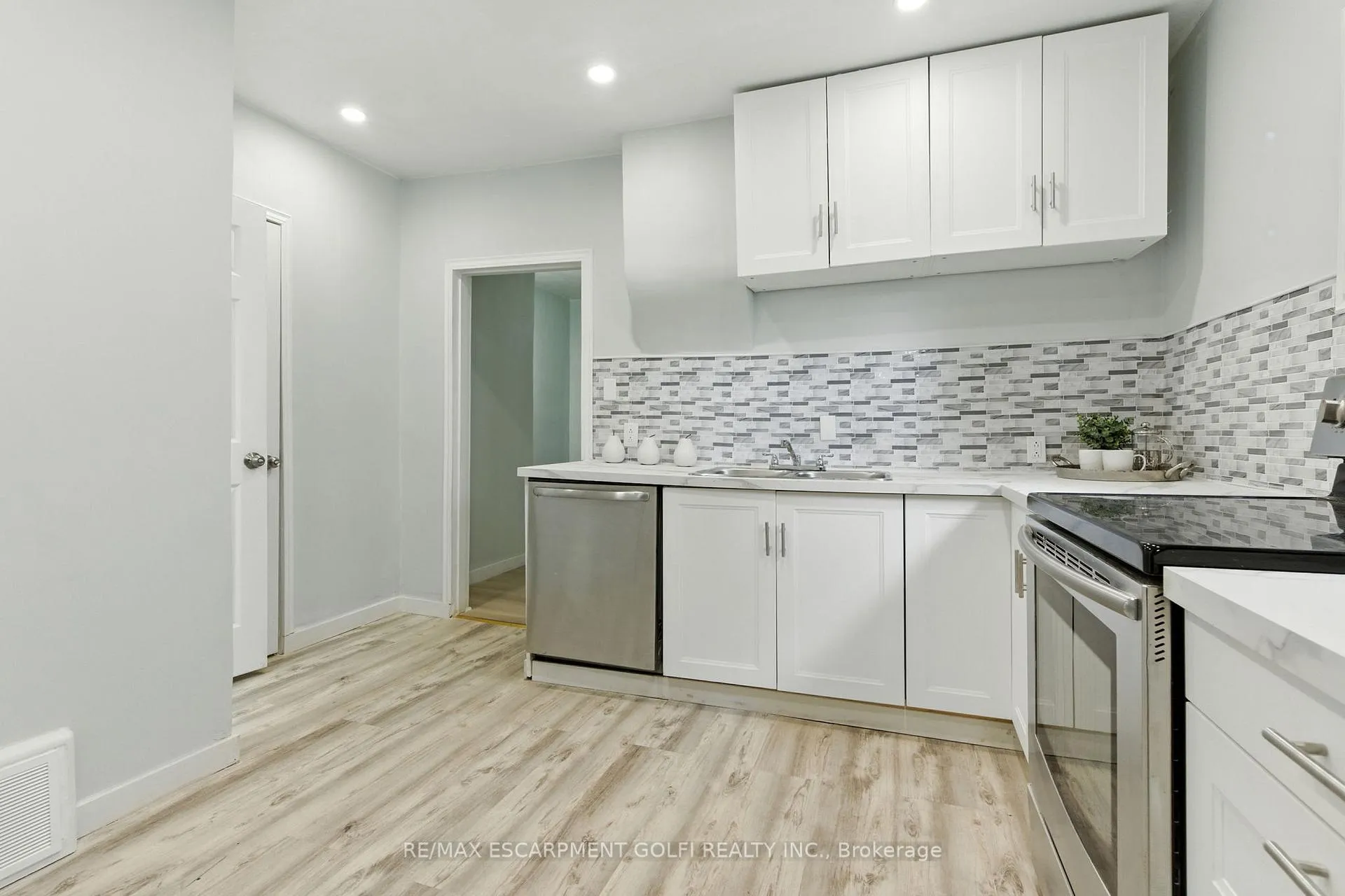 Photo 15 of 40 Aikman Avenue, Hamilton, Gibson — HOMEH