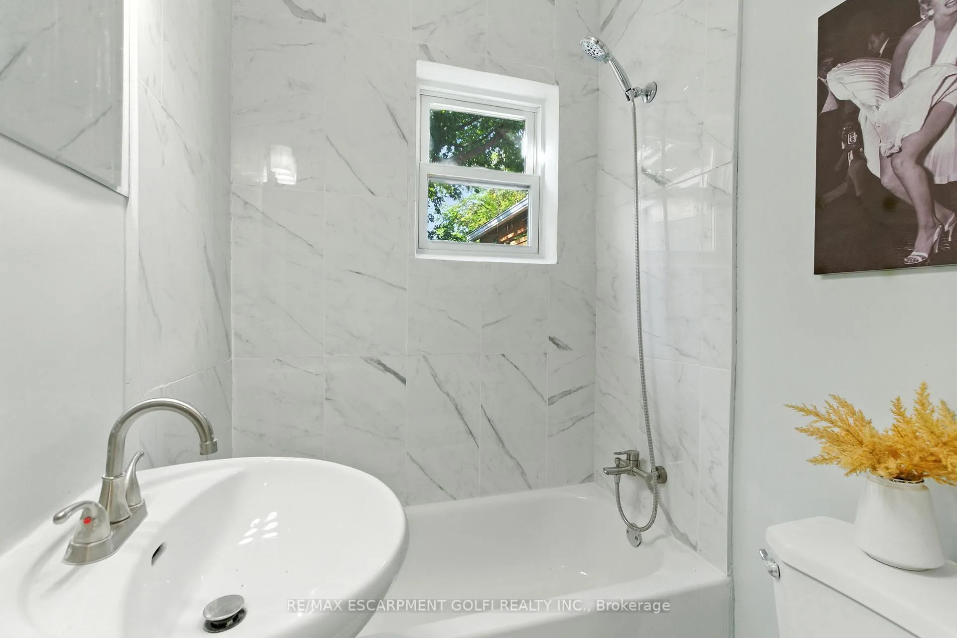 Photo 18 of 40 Aikman Avenue, Hamilton, Gibson — HOMEH
