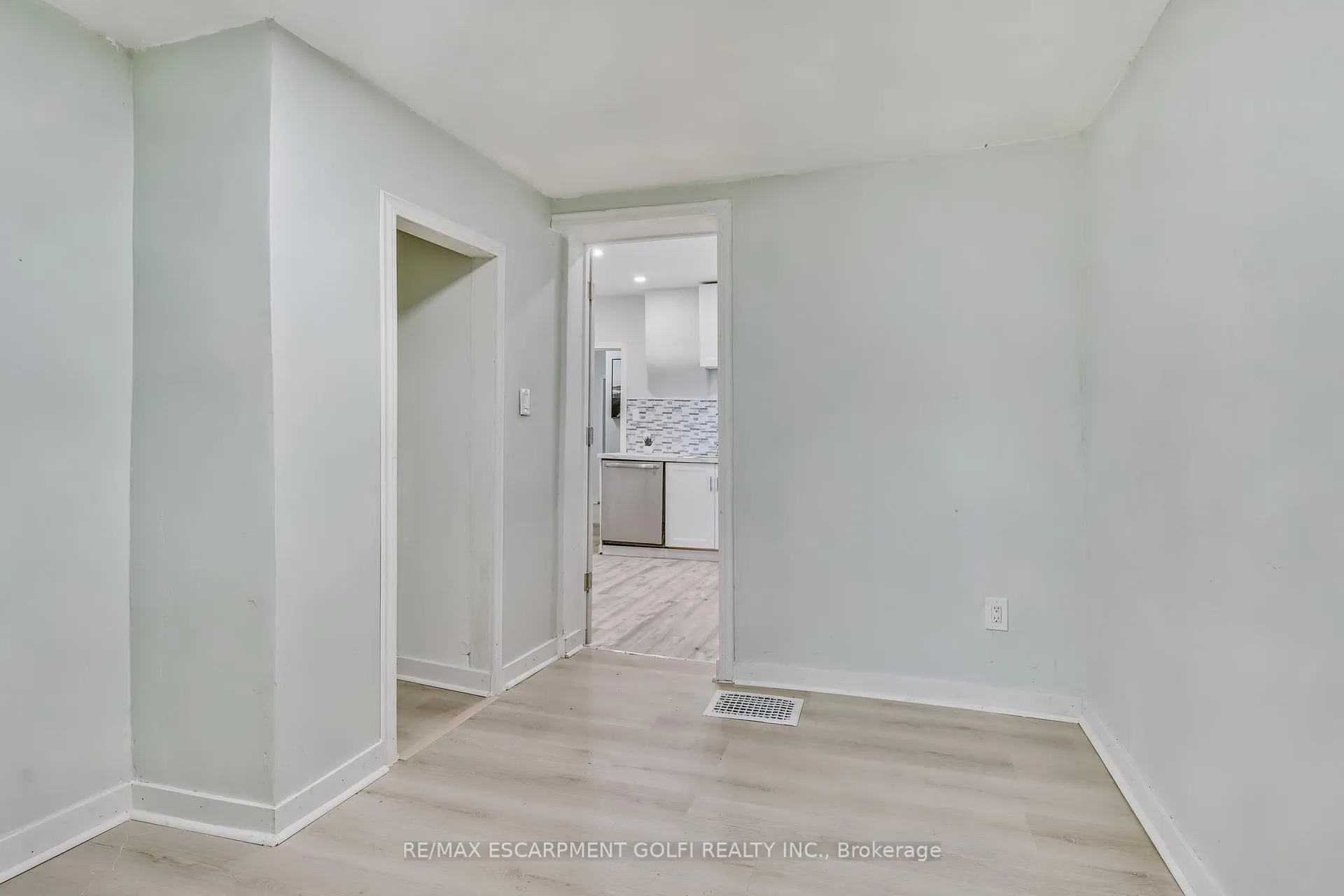 Photo 23 of 40 Aikman Avenue, Hamilton, Gibson — HOMEH