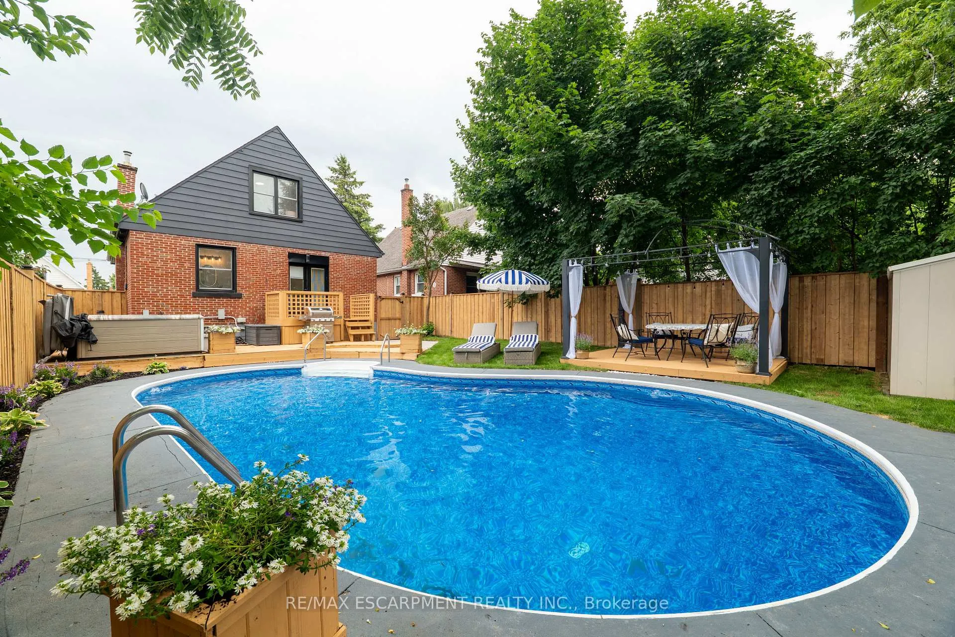 Front of 220 Holmesdale Avenue S