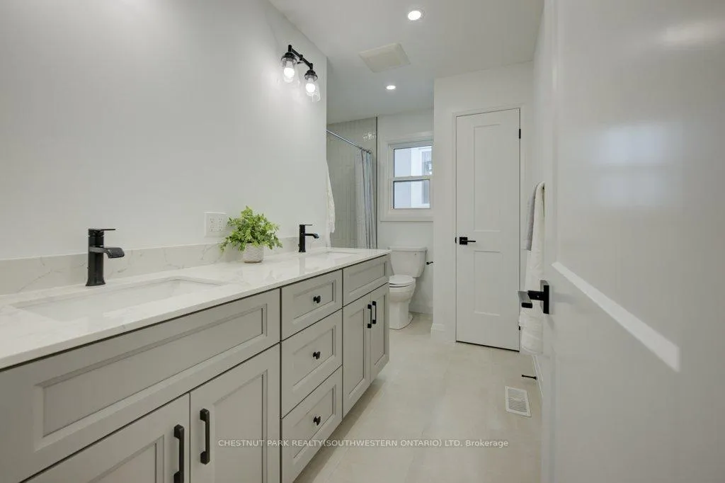 Photo 17 of 162 Weber Street W, Kitchener — HOMEH