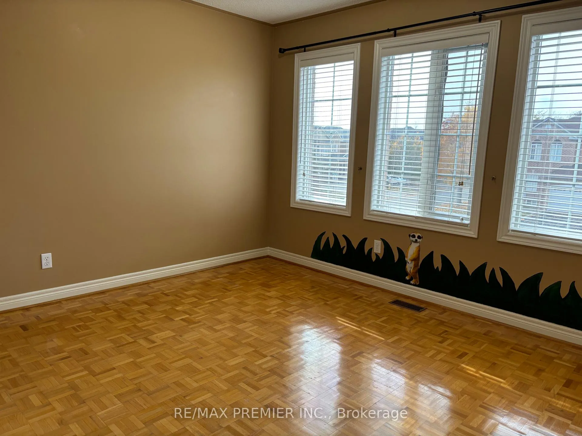 Photo 9 of 325 Vellore Avenue, Vaughan, Vellore Village — HOMEH