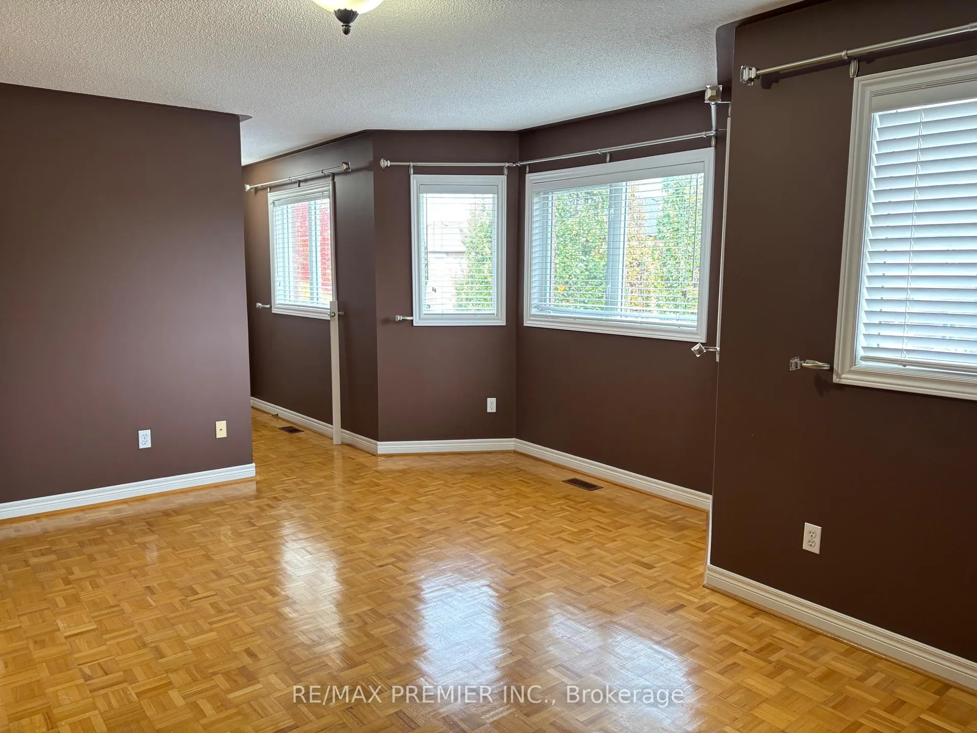 Photo 11 of 325 Vellore Avenue, Vaughan, Vellore Village — HOMEH