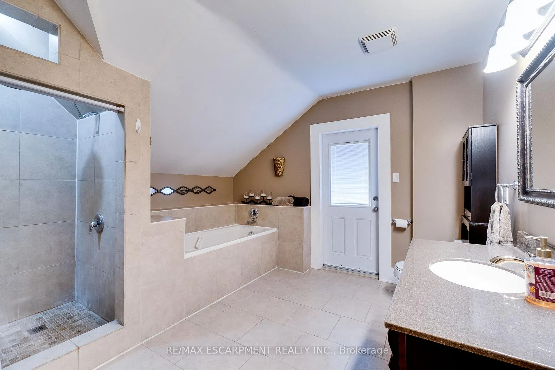 Photo 30 of 75 Melrose Avenue S, Hamilton, Stipley — HOMEH