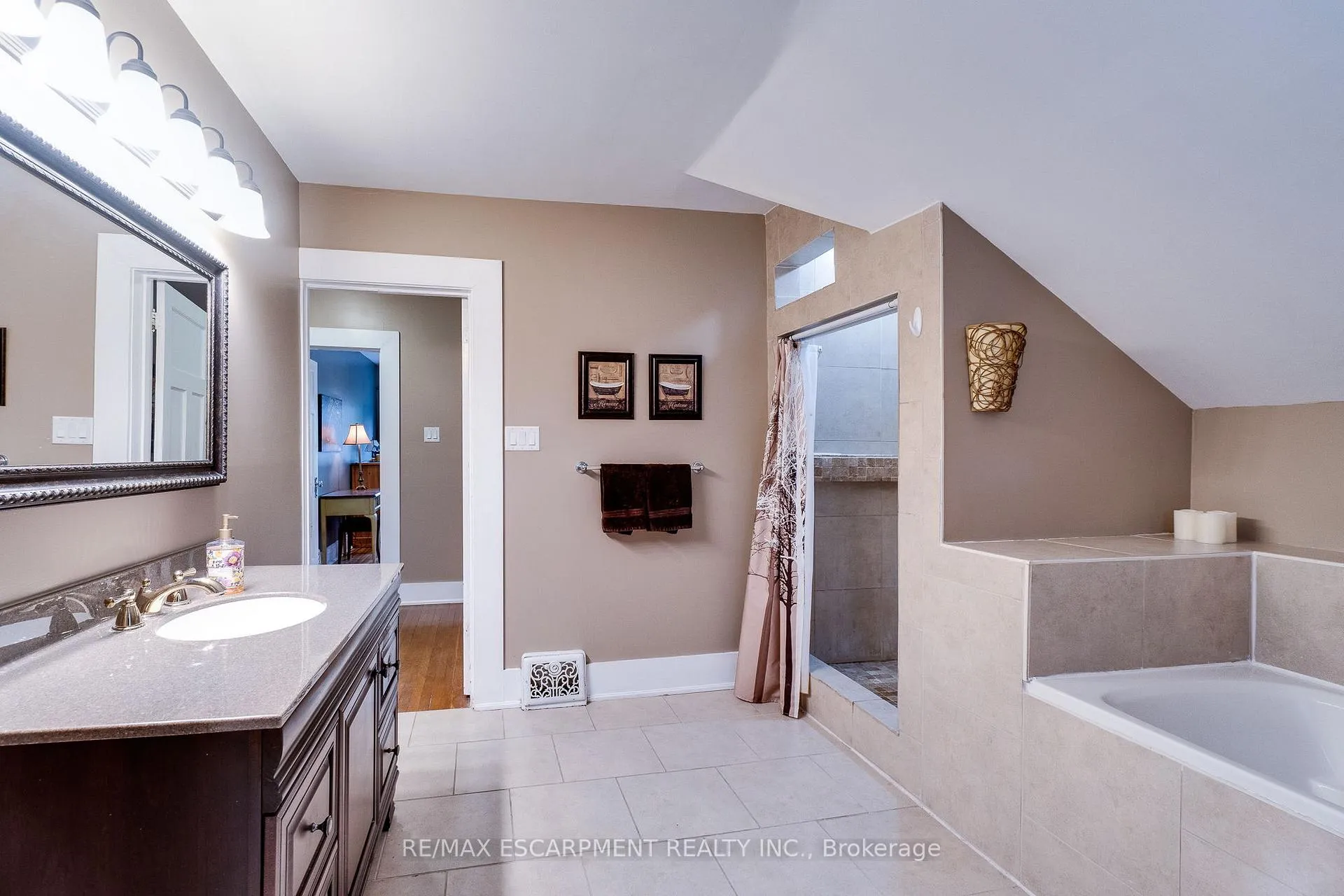 Photo 31 of 75 Melrose Avenue S, Hamilton, Stipley — HOMEH