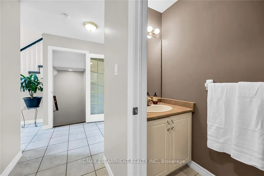 Photo 16 of 684 Upper Horning Road, Hamilton, Gurnett — HOMEH