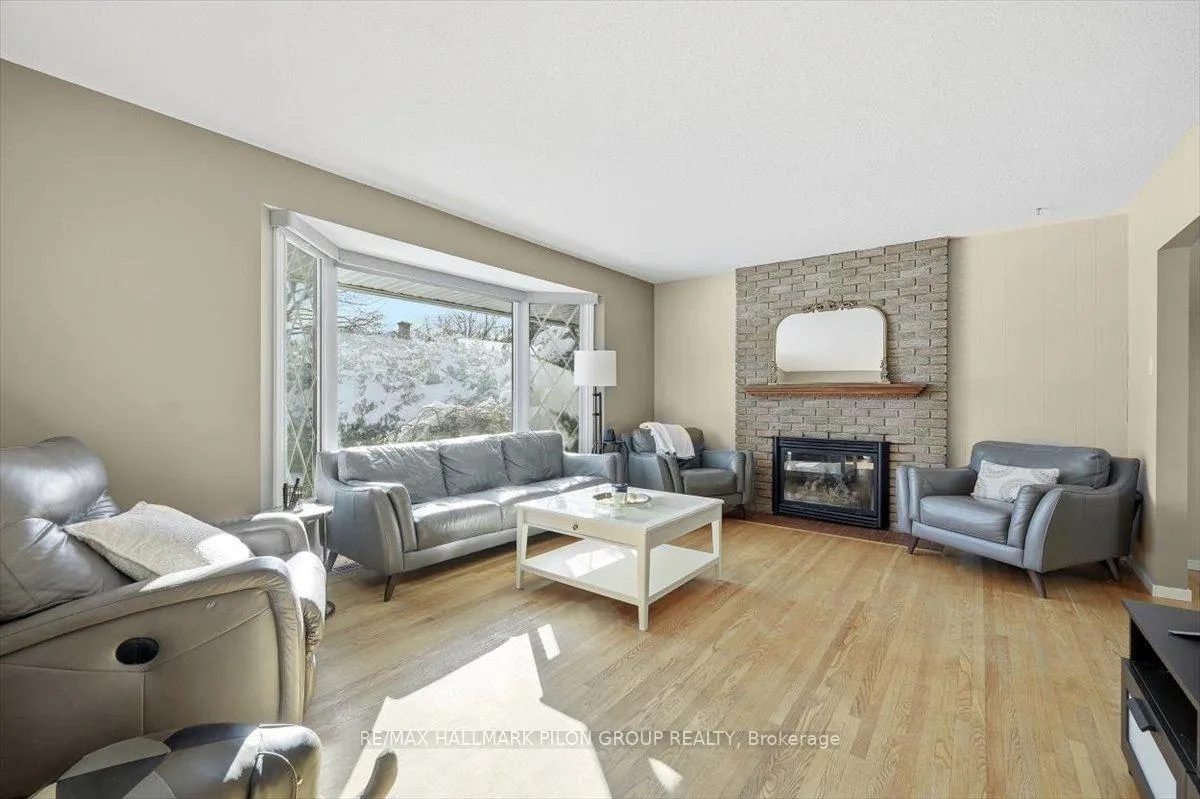 Photo 2 of 2116 Grafton Crescent, Ottawa, Beacon Hill North — HOMEH